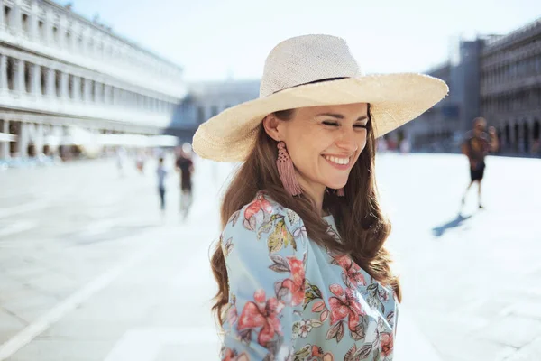 Χαμογελαστή Κομψή Γυναίκα Floral Φόρεμα Καπέλο Στην Piazza San Marco — Φωτογραφία Αρχείου
