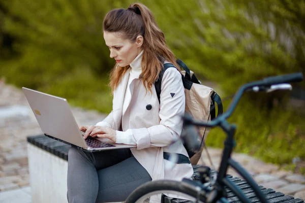Stylish Woman Beige Trench Coat Bicycle Using Laptop While Sitting — Stock fotografie