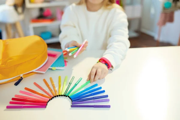 Close School Meisje Met Regenboog Thuis Zonnige Dag — Stockfoto