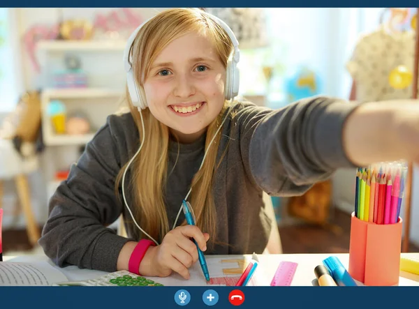 Portret Uśmiechniętego Nowoczesnego Dziecka Słuchawkami Domu Mającego Wideokonferencję Domu Słoneczny — Zdjęcie stockowe
