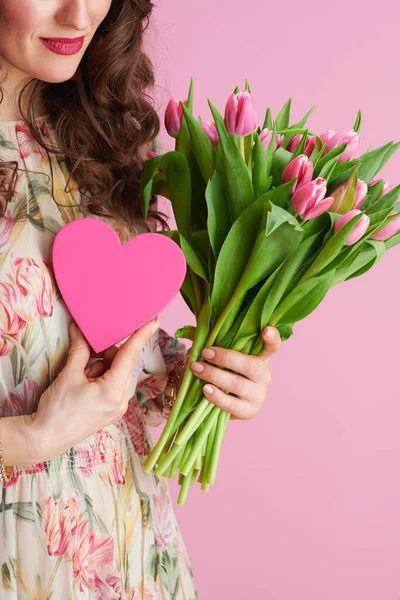 Closeup Middle Aged Woman Long Wavy Brunette Hair Tulips Bouquet — Stockfoto
