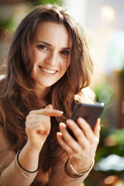 Green Home Portrait Happy Modern Female Long Wavy Hair Modern — Stock Photo, Image