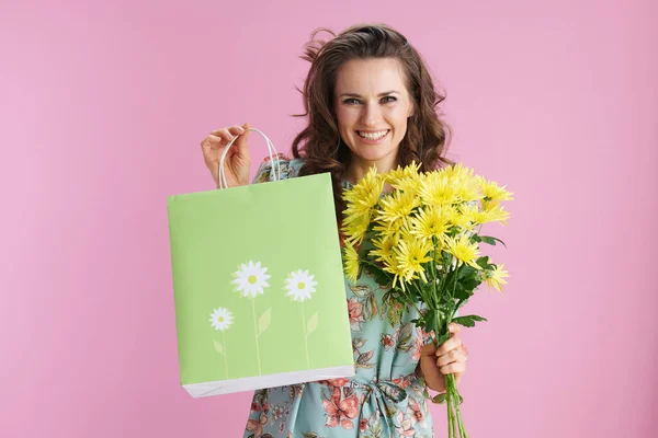 Портрет Щасливої Стильної Жінки Квітковій Сукні Жовтими Хризантемами Квітами Зеленою — стокове фото