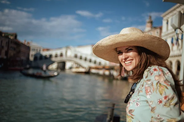 Boldog Elegáns Turista Virágos Ruhában Kalappal Töltésen Közelében Rialto Bridge — Stock Fotó