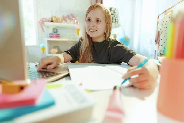 Smiling Modern Girl Grey Shirt Laptop Workbook Having Distance Education — ストック写真