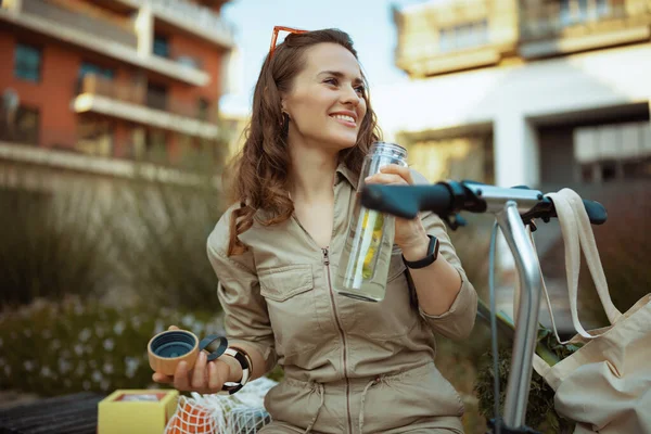 Şehrin Dışında Çantalı Scooter Şişeli Mutlu Bir Kadın Var — Stok fotoğraf