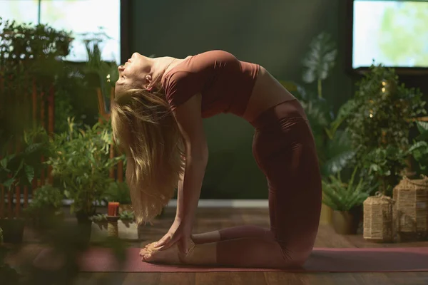 Modern Years Old Woman Modern Green Living Room Doing Yoga — Stockfoto