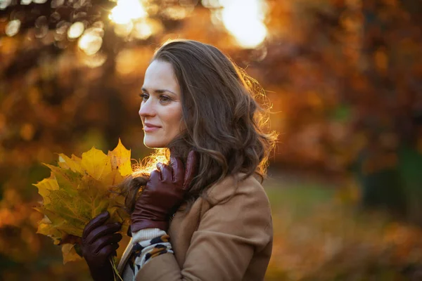 Hello November Pensive Young Woman Brown Coat Autumn Yellow Leaves — Fotografia de Stock