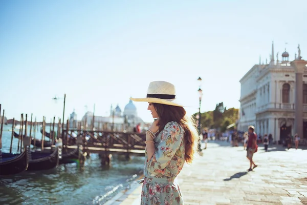 Relaxed Trendy Solo Traveller Woman Floral Dress Hat Enjoying Promenade — ストック写真