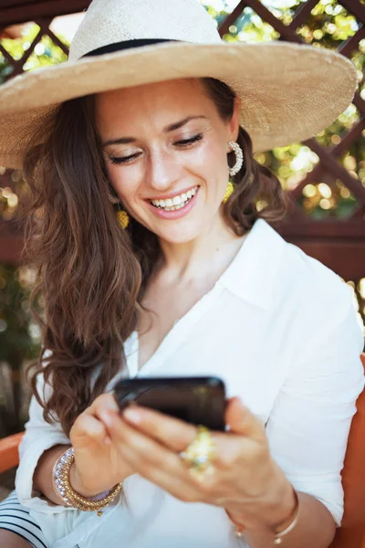 Happy Modern Years Old Woman White Shirt Hat Using Smartphone — Φωτογραφία Αρχείου