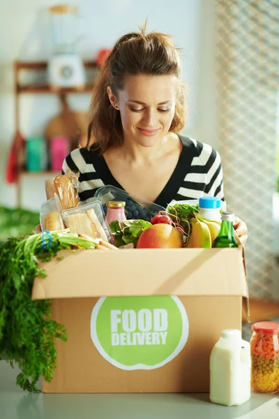 Food Delivery Smiling Young Female Food Box Kitchen — Zdjęcie stockowe