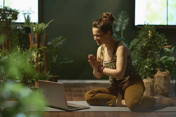 Щаслива Стильна Жінка Ноутбуком Розмовляє Відео Дзвінок Сучасному Зеленому Будинку — стокове фото