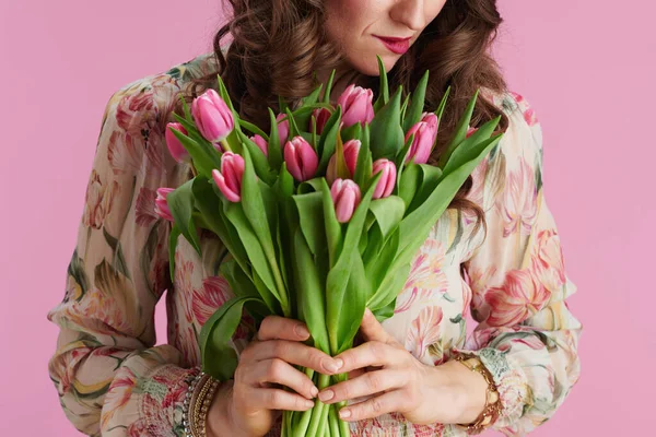 Gros Plan Sur Femme Avec Bouquet Tulipes Isolé Sur Rose — Photo
