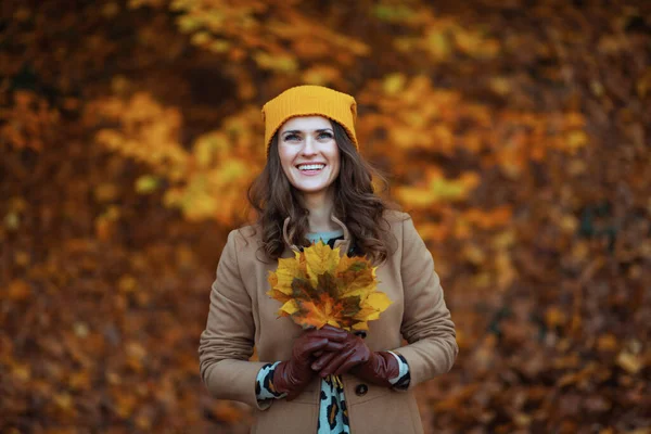 Olá Outono Sorrindo Mulher Elegante Casaco Bege Chapéu Laranja Com — Fotografia de Stock