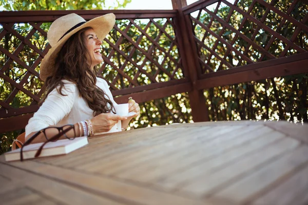 Feliz Elegante Mujer Años Edad Camisa Blanca Con Libro Sombrero — Foto de Stock