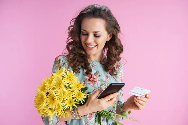 Happy Elegant Female Floral Dress Yellow Chrysanthemums Flowers Credit Card — Stockfoto