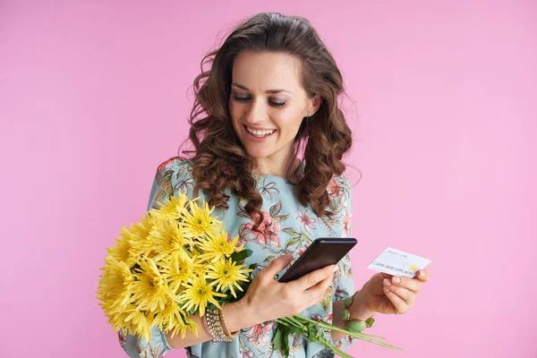 Happy Elegant Female Floral Dress Yellow Chrysanthemums Flowers Credit Card — Fotografia de Stock