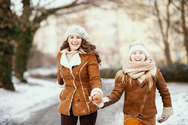 Mosolygós Elegáns Anya Lánya Kötött Sapkában Báránybőr Kabátban Kesztyűben Kötött — Stock Fotó