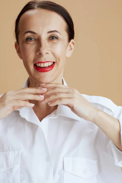 Glimlachende Moderne Vrouw Wit Shirt Geïsoleerd Beige — Stockfoto