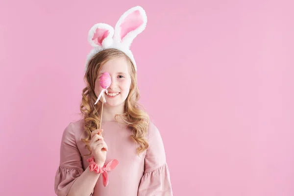 Портрет Улыбающейся Современной Девушки Розовом Платье Кроличьими Ушами Пасхальным Яйцом — стоковое фото