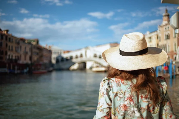 Visto Desde Atrás Mujer Joven Vestido Floral Con Sombrero Terraplén — Foto de Stock