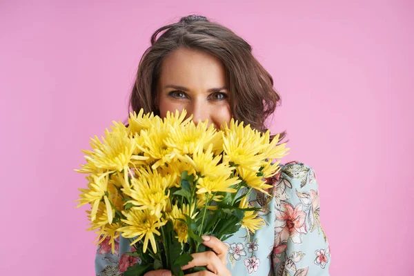 Happy Stylish Female Long Wavy Brunette Hair Yellow Chrysanthemums Flowers — Stok fotoğraf