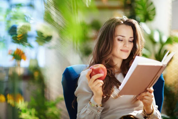 Green Home Mujer Moda Años Con Pelo Ondulado Largo Con — Foto de Stock