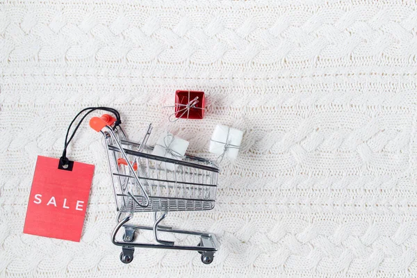 Winter Flat Lay Sale Tag Gifts Shopping Cart White Knitted — Stock Photo, Image