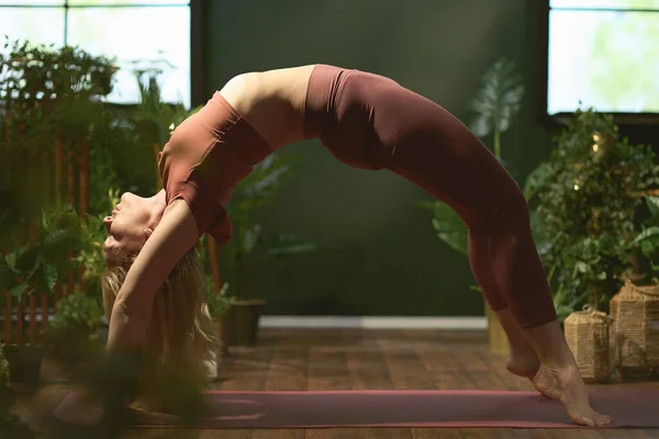 Modern Middle Aged Woman Modern Green Living Room Doing Yoga — Zdjęcie stockowe