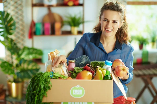 Food Delivery Smiling Modern Years Old Woman Food Box Kitchen — Stock Photo, Image