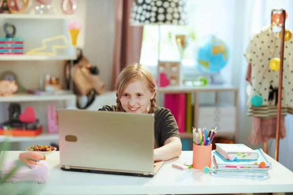 Smiling Modern Pupil Grey Shirt Laptop Homeschooling Home Sunny Day — Φωτογραφία Αρχείου