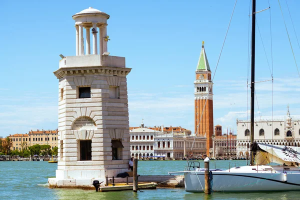 Венеция Июля 2020 Года Пейзаж Маяком Кемпингом Моторной Лодкой Большим — стоковое фото