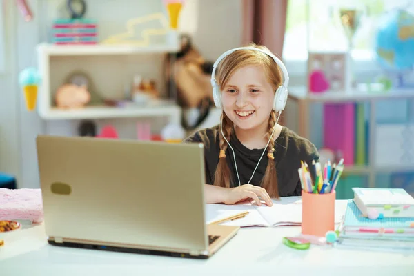 Χαρούμενη Μοντέρνα Σχολική Κοπέλα Γκρι Πουκάμισο Φορητό Υπολογιστή Ακουστικά Και — Φωτογραφία Αρχείου