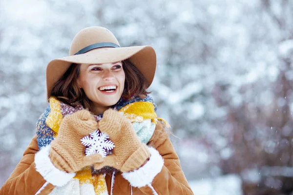 Uśmiechnięta Stylowa Kobieta Brązowym Kapeluszu Szaliku Rękawiczkami Płatkiem Śniegu Płaszczu — Zdjęcie stockowe