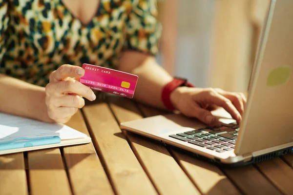 Primer Plano Mujer Propietaria Una Pequeña Empresa Con Tarjeta Crédito — Foto de Stock