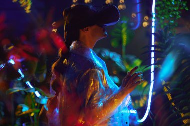 Sanal gerçeklikteki 40 yaşındaki modacı kadın VR gözlükleriyle.