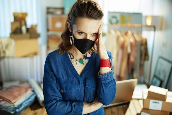 オフィスで黒いマスクを持つトレンディな中小企業の所有者の女性 — ストック写真