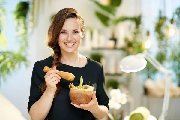 Heureuse Femme Âge Moyen Travailleur Dans Salon Beauté Moderne Travail — Photo