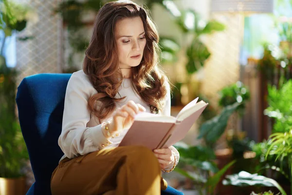 Green Home Trendy Woman Long Wavy Hair Book Green Pants — Stockfoto