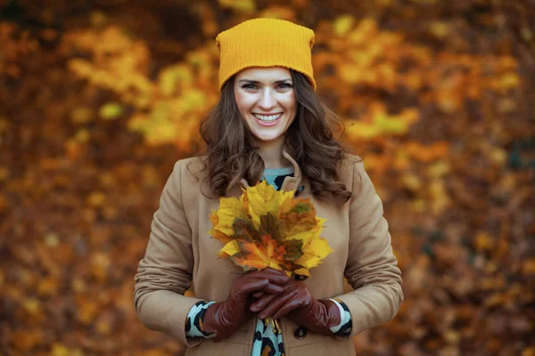 Hello October Smiling Elegant Woman Brown Coat Yellow Hat Autumn — Φωτογραφία Αρχείου
