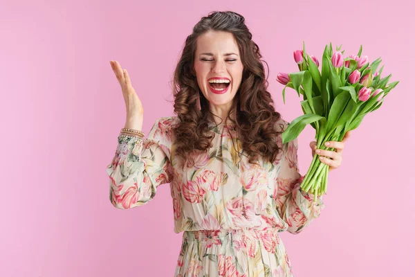 Χαρούμενα Ετών Γυναίκα Floral Φόρεμα Τουλίπες Μπουκέτο Απομονώνονται Ροζ Φόντο — Φωτογραφία Αρχείου