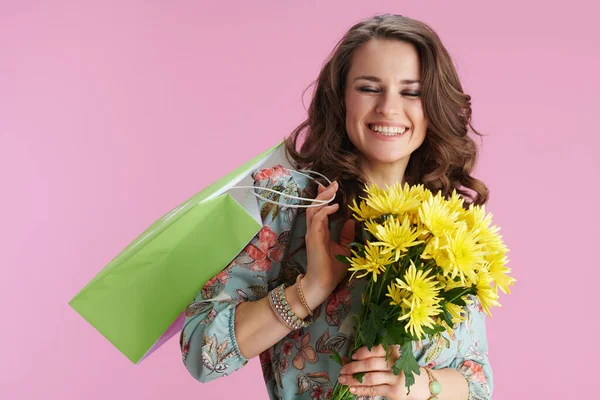 Mujer Elegante Sonriente Vestido Floral Con Flores Crisantemos Amarillos Bolsa —  Fotos de Stock