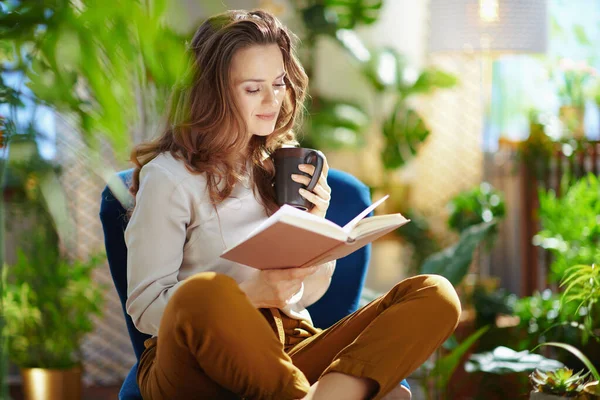 Green Home Elegant Woman Long Wavy Hair Cup Cappuccino Book — ストック写真