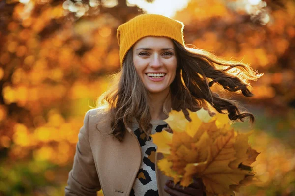 Привіт Жовтень Щаслива Модна Жінка Середнього Віку Коричневому Пальто Жовтий — стокове фото