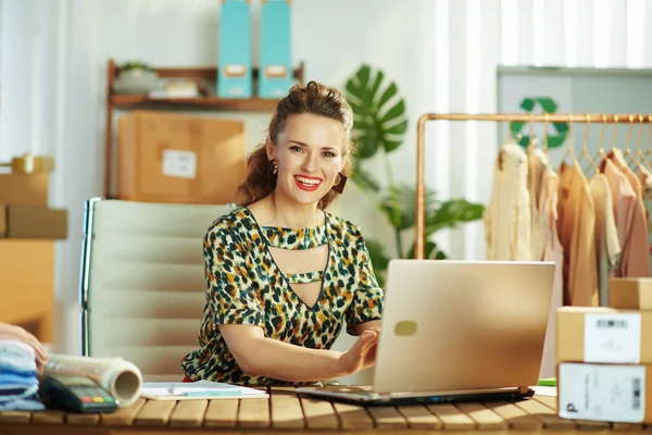 Ofisinde Dizüstü Bilgisayarı Olan Orta Yaşlı Mutlu Bir Kadını — Stok fotoğraf