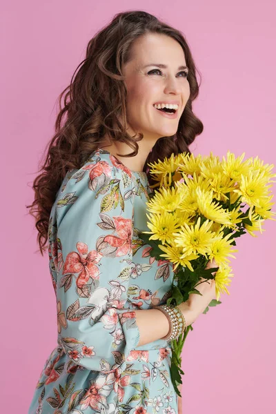 Усміхнена Сучасна Річна Жінка Квітковій Сукні Жовтими Квітами Хризантем Рожевому — стокове фото