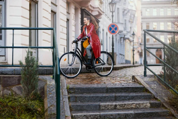 Улыбающаяся Элегантная Женщина Красном Дождевом Плаще Улице Городе Велосипеде — стоковое фото