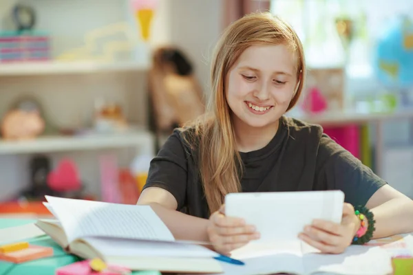 Χαμογελαστό Σύγχρονο Κορίτσι Σχολείο Γκρι Πουκάμισο Tablet Έχοντας Αποστάσεως Εκπαίδευση — Φωτογραφία Αρχείου