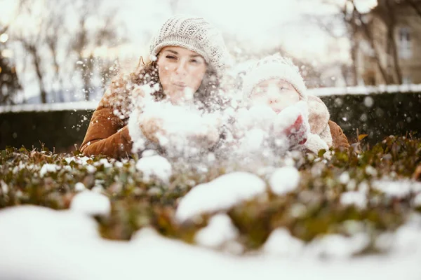 Smiling Modern Mother Child Knitted Hats Sheepskin Coats City Park — Zdjęcie stockowe