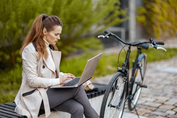 Moderne Frau Beigen Trenchcoat Mit Fahrrad Und Laptop Auf Der — Stockfoto